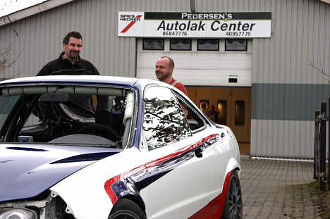Allan fra Pedersen’s Autolak Center I Ry overdrager den nymalede Integra til en glad Jakob Borum.